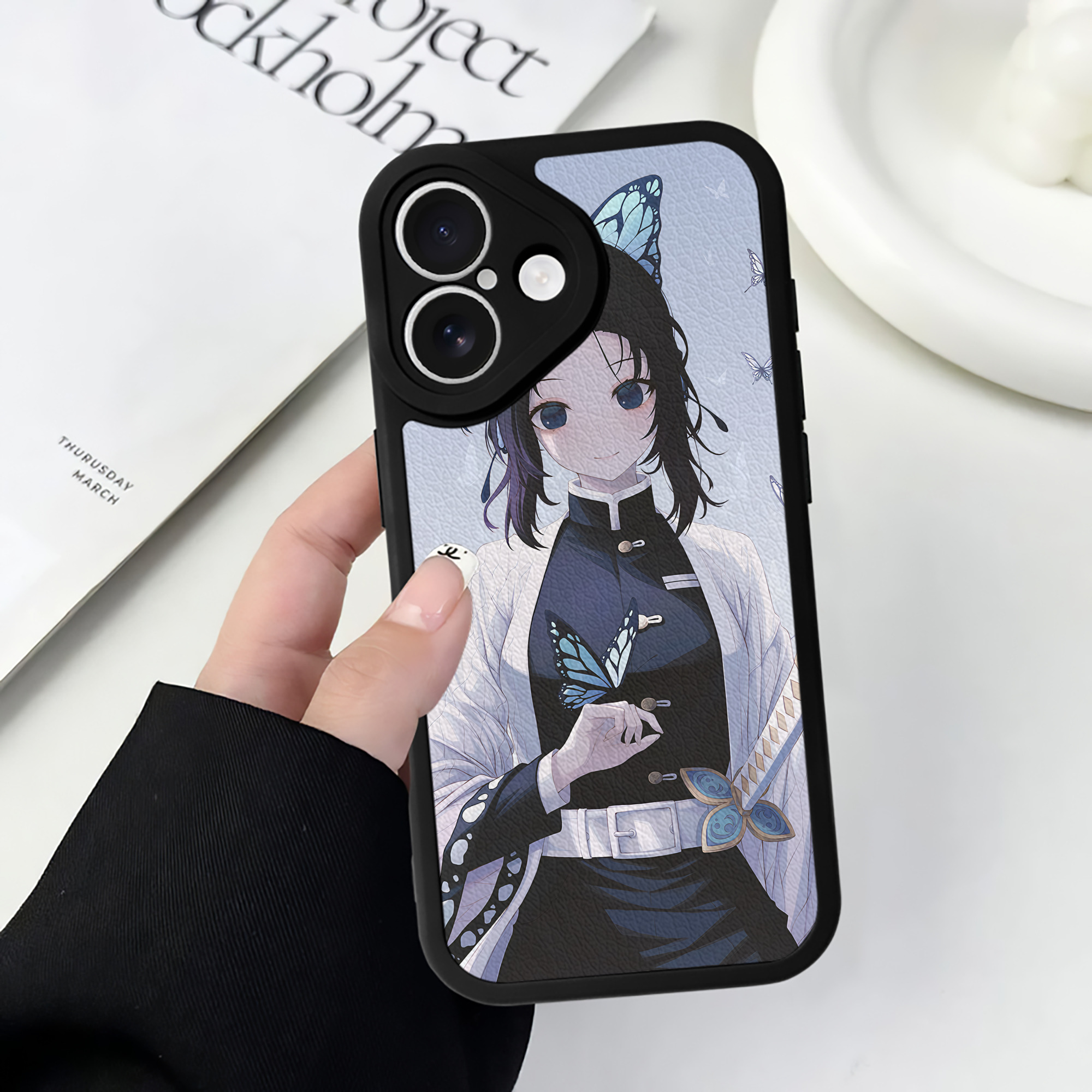 （画像用） 鬼滅の刃（きめつのやいば）蟲柱-胡蝶 しのぶ／こちょう しのぶ Kochou Shinobu 【iPhone 16シリーズ対応】シリコンスマホケース（レザー調） 材質：シリコン